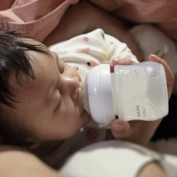 Philips AVENT Комплект шише за хранене Natural Response 125 мл и залъгалка, 0м+