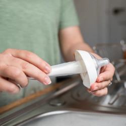 Tommee Tippee Четка от две части за почистване на бебешки шишета и биберони - бяло и сиво
