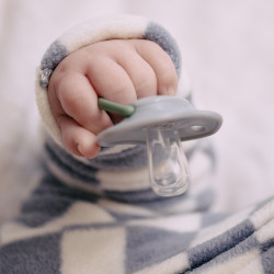 Tommee Tippee Комплект от 2 бр. ортодонтични залъгалки Any Time - сива и зелена, 0-6м