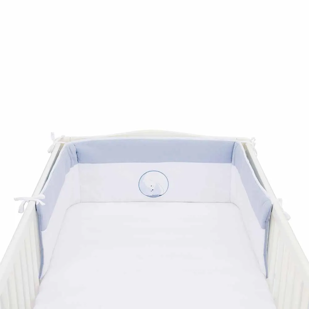 https://www.roshko.bg/media/catalog/product/cache/1/image/9df78eab33525d08d6e5fb8d27136e95/0/4/obikolnik-za-bebeshka-koshara-filliki-bumper-basic-polar-bear-blue 2.webp