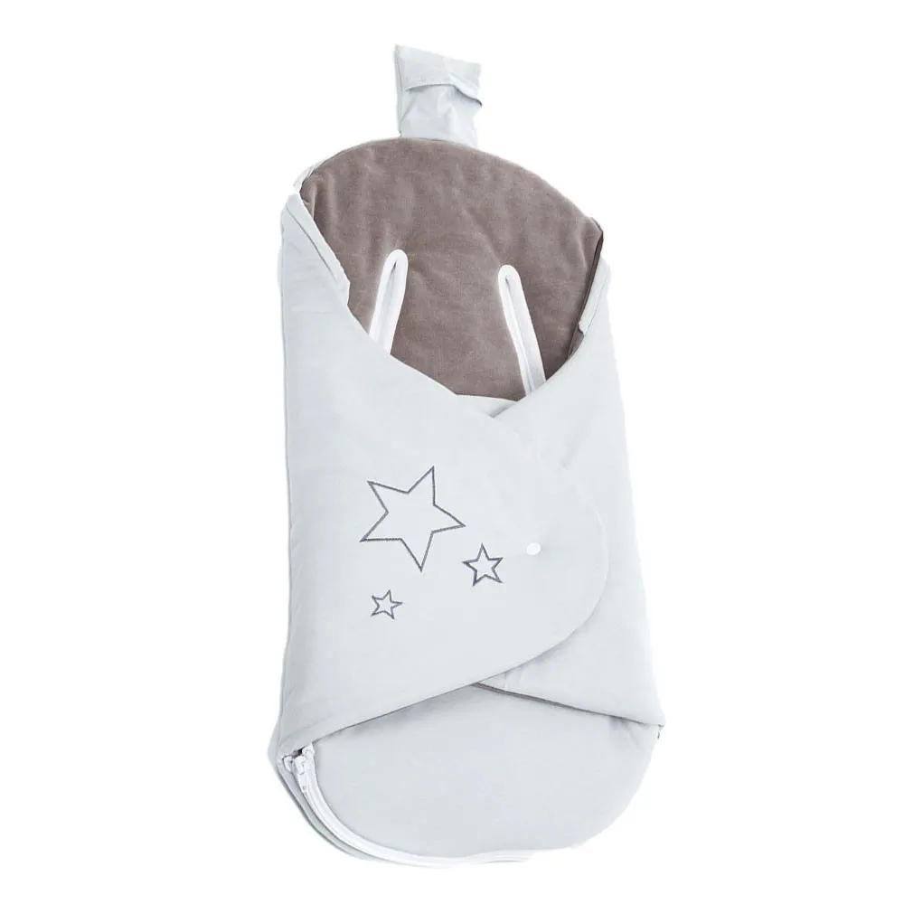 https://www.roshko.bg/media/catalog/product/cache/1/image/9df78eab33525d08d6e5fb8d27136e95/0/4/Fillikid Filliwrap одеяло за изписване и пътуване - Grey.webp