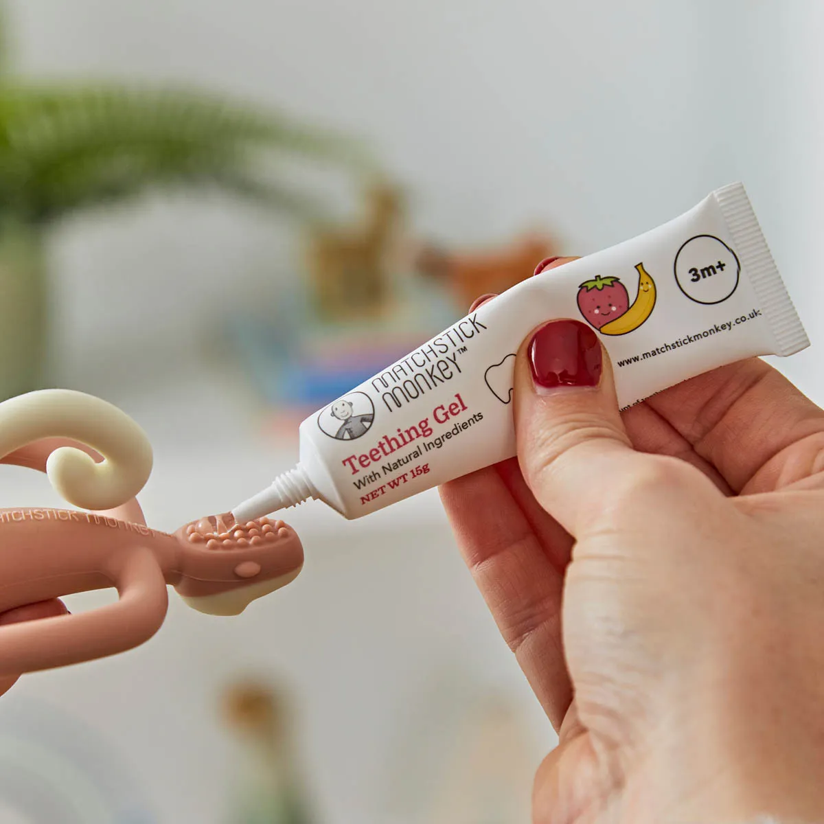 https://www.roshko.bg/media/catalog/product/cache/1/image/9df78eab33525d08d6e5fb8d27136e95/0/5/Matchstick Monkey органичен гел за никнене на зъби Ягода-Банан.webp