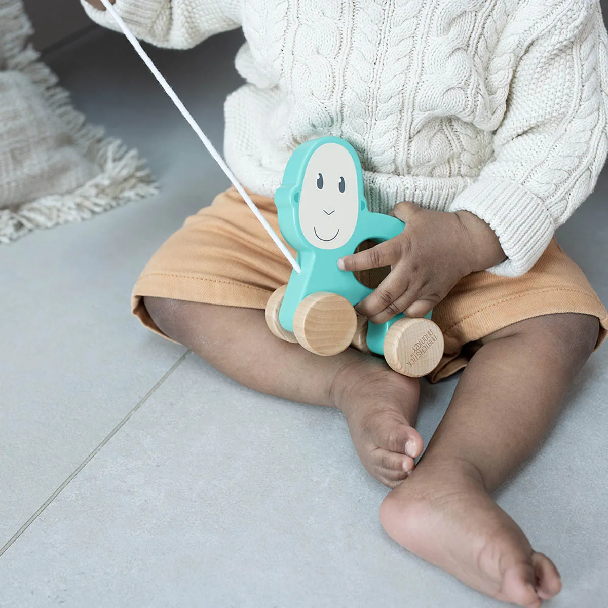 https://www.roshko.bg/media/catalog/product/cache/1/image/9df78eab33525d08d6e5fb8d27136e95/0/7/Matchstick Monkey дървена играчка за дърпане - Matchstick Monkey.webp