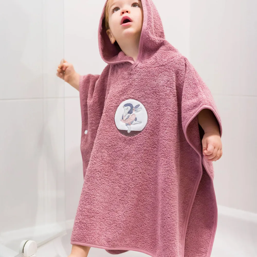 https://www.roshko.bg/media/catalog/product/cache/1/image/9df78eab33525d08d6e5fb8d27136e95/1/0/detsko-poncho-fillikid-bunny 3.webp