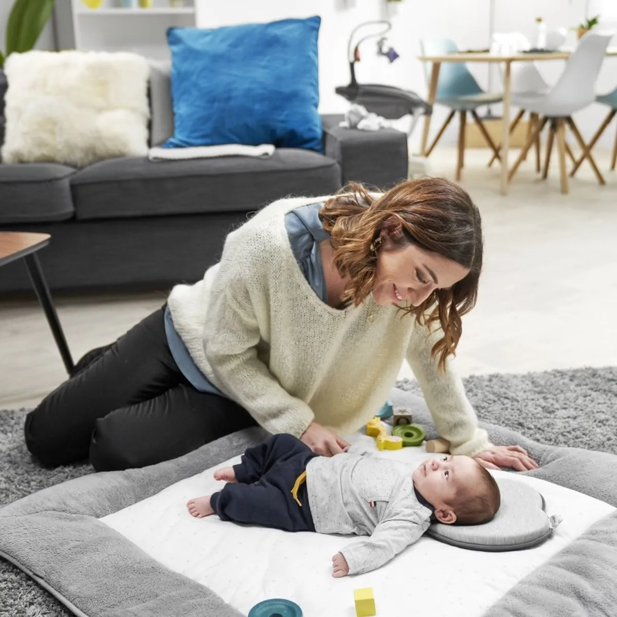 https://www.roshko.bg/media/catalog/product/cache/1/image/9df78eab33525d08d6e5fb8d27136e95/1/2/Babymoov възглавница Lovenest Smokey 3.webp