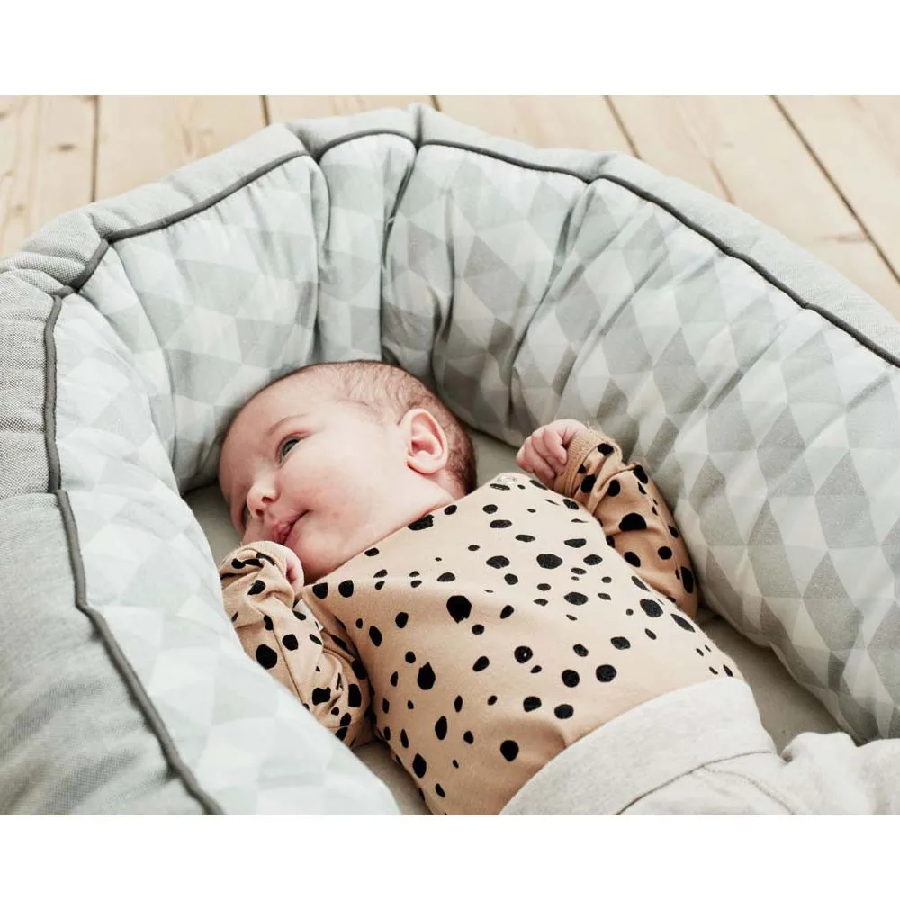 https://www.roshko.bg/media/catalog/product/cache/1/image/9df78eab33525d08d6e5fb8d27136e95/1/3/ възглавница Cuddle Nest Ergo.webp