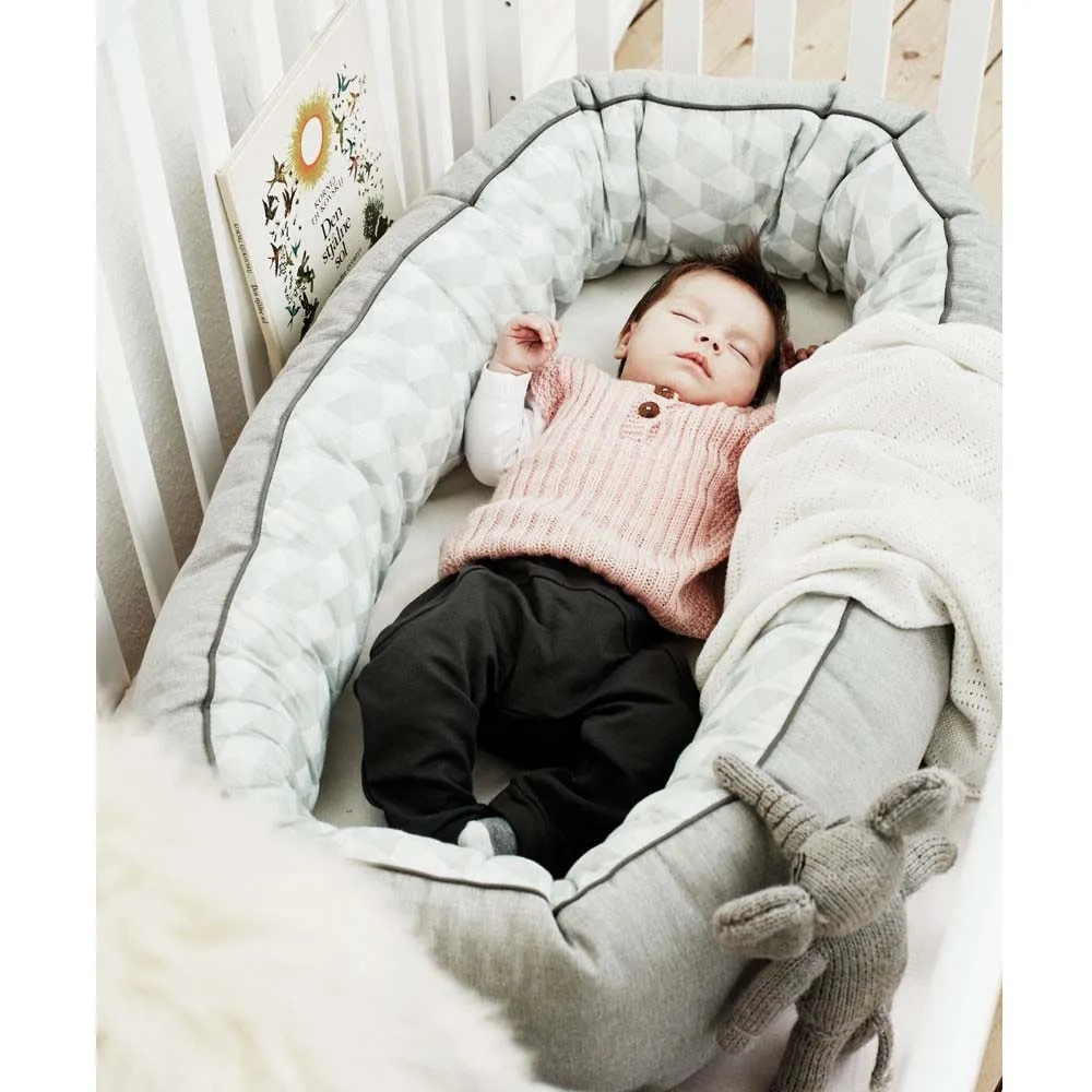 https://www.roshko.bg/media/catalog/product/cache/1/image/9df78eab33525d08d6e5fb8d27136e95/1/3/ с memory пяна - cuddle nest ergo 2017.webp