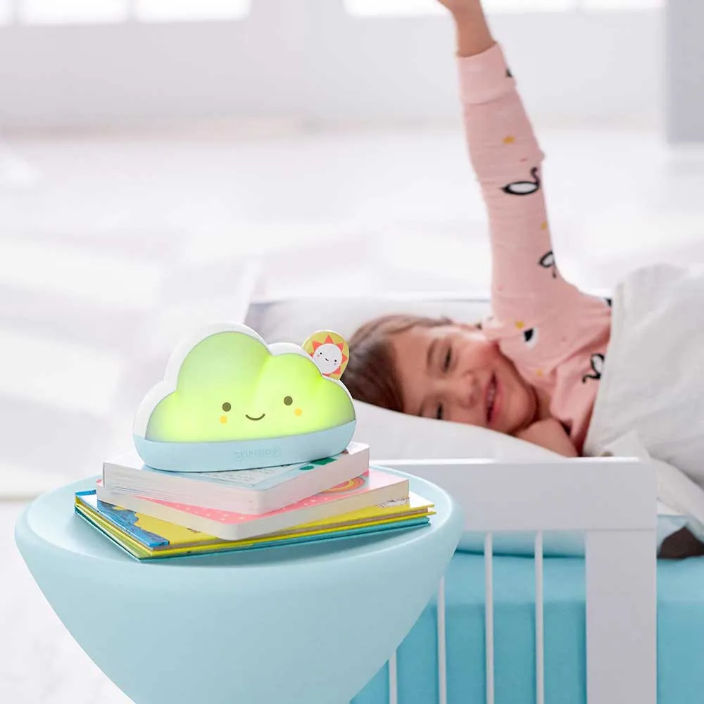 https://www.roshko.bg/media/catalog/product/cache/1/image/9df78eab33525d08d6e5fb8d27136e95/1/8/Skip Hop Dream & Shine Sleep Trainer треньор на съня - облаче 8.webp