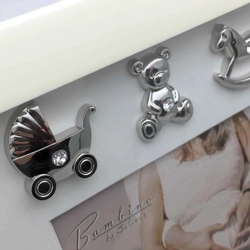 https://www.roshko.bg/media/catalog/product/cache/1/image/9df78eab33525d08d6e5fb8d27136e95/1/_/The Juliana Collection тройна фоторамка с 3D фигурки  CG447.webp