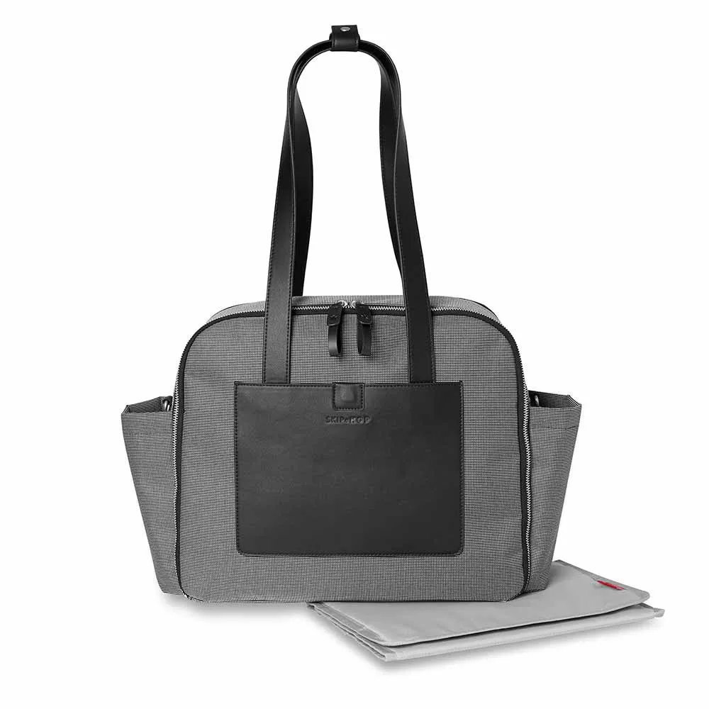 https://www.roshko.bg/media/catalog/product/cache/1/image/9df78eab33525d08d6e5fb8d27136e95/2/0/Skip Hop Madison Square Diaper Tote чанта за детска количка.webp