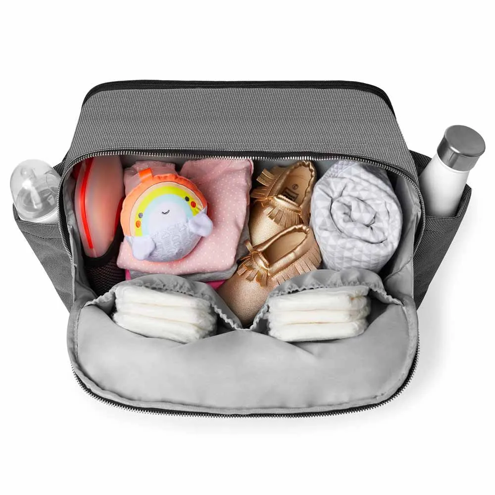 https://www.roshko.bg/media/catalog/product/cache/1/image/9df78eab33525d08d6e5fb8d27136e95/2/0/Skip Hop Madison Square Diaper Tote чанта за детска количка 4.webp