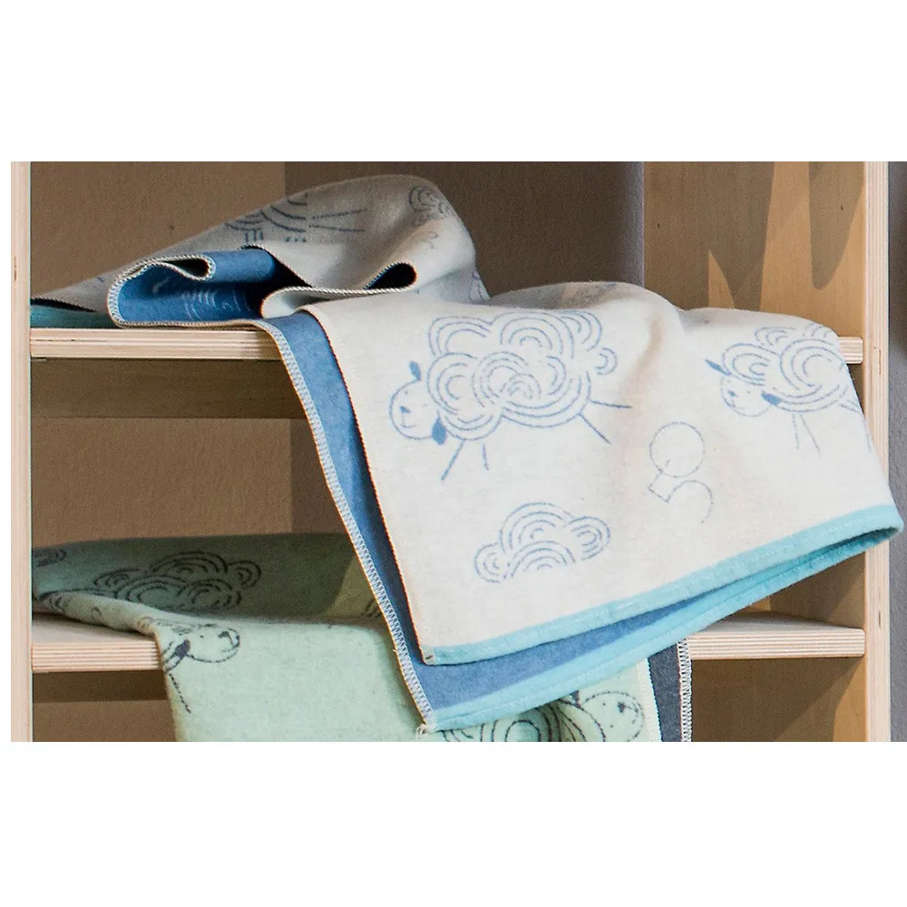 https://www.roshko.bg/media/catalog/product/cache/1/image/9df78eab33525d08d6e5fb8d27136e95/2/2/David Fussengger Одеяло Eco Kids 70 x 90 Бяло и синьо.webp