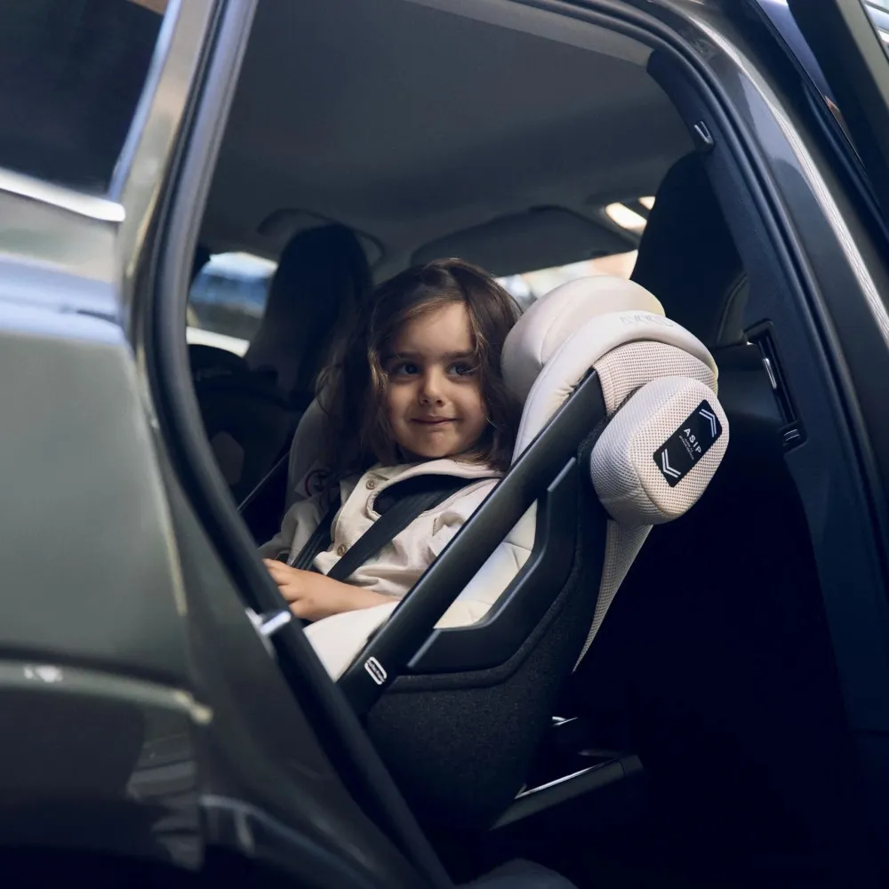 https://www.roshko.bg/media/catalog/product/cache/1/image/9df78eab33525d08d6e5fb8d27136e95/2/4/ за кола Axkid One 3, от 6 месеца до 7 години - Beachgrass Beige.webp