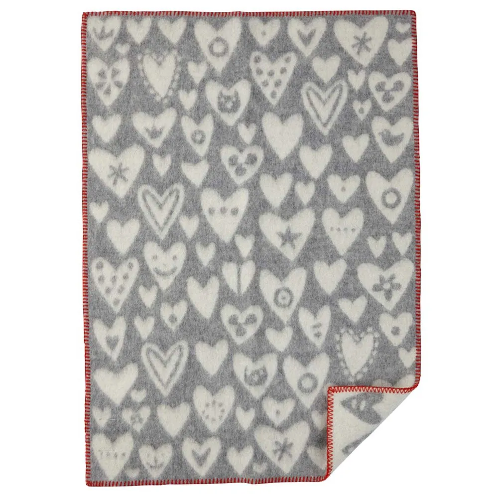 https://www.roshko.bg/media/catalog/product/cache/1/image/9df78eab33525d08d6e5fb8d27136e95/2/4/Klippan Вълнено одеяло Baby Heart Grey 65x90.webp