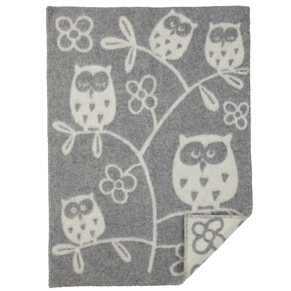 https://www.roshko.bg/media/catalog/product/cache/1/image/9df78eab33525d08d6e5fb8d27136e95/2/4/Klippan Вълнено одеяло Tree Owl Grey 65x90.webp