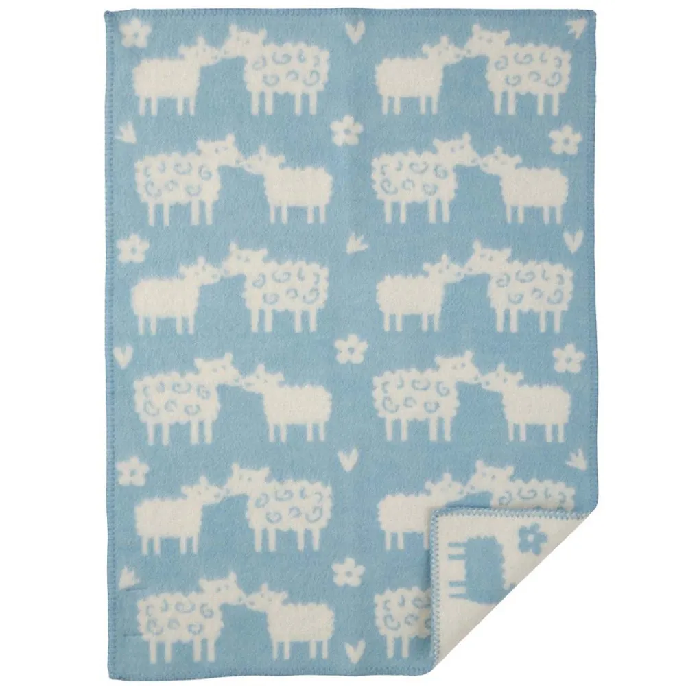 https://www.roshko.bg/media/catalog/product/cache/1/image/9df78eab33525d08d6e5fb8d27136e95/2/4/Klippan Вълнено одеяло Bää Blue 65x90.webp