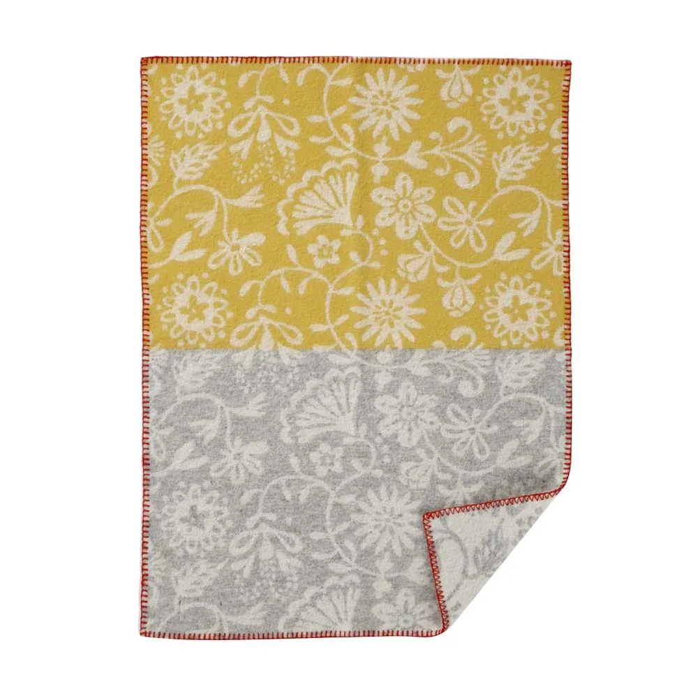 https://www.roshko.bg/media/catalog/product/cache/1/image/9df78eab33525d08d6e5fb8d27136e95/2/4/Klippan Вълнено одеяло Floral Baby Yellow & Grey 65x90.webp