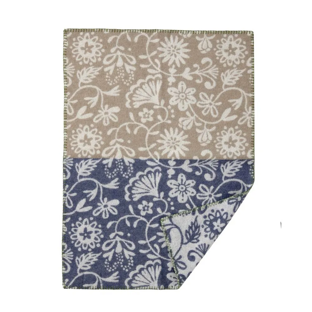 https://www.roshko.bg/media/catalog/product/cache/1/image/9df78eab33525d08d6e5fb8d27136e95/2/4/Klippan Вълнено одеяло Floral Baby Blue & Beige 65x90.webp