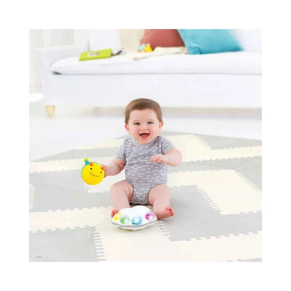 https://www.roshko.bg/media/catalog/product/cache/1/image/9df78eab33525d08d6e5fb8d27136e95/3/0/Skip Hop Explore & More Follow-Bee Crawl Toy интрактивна играчка за пълзене 8.webp