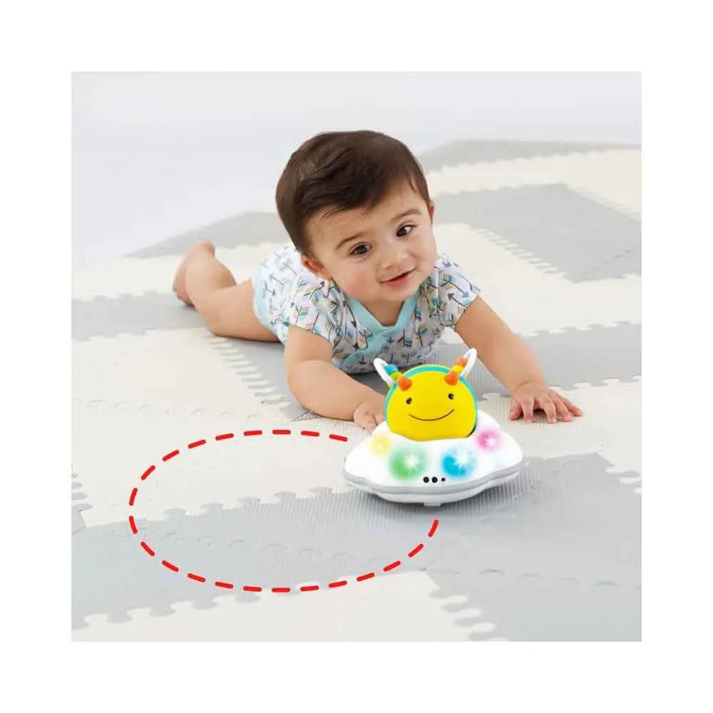https://www.roshko.bg/media/catalog/product/cache/1/image/9df78eab33525d08d6e5fb8d27136e95/3/0/Skip Hop Explore & More Follow-Bee Crawl Toy интрактивна играчка за пълзене 11.webp