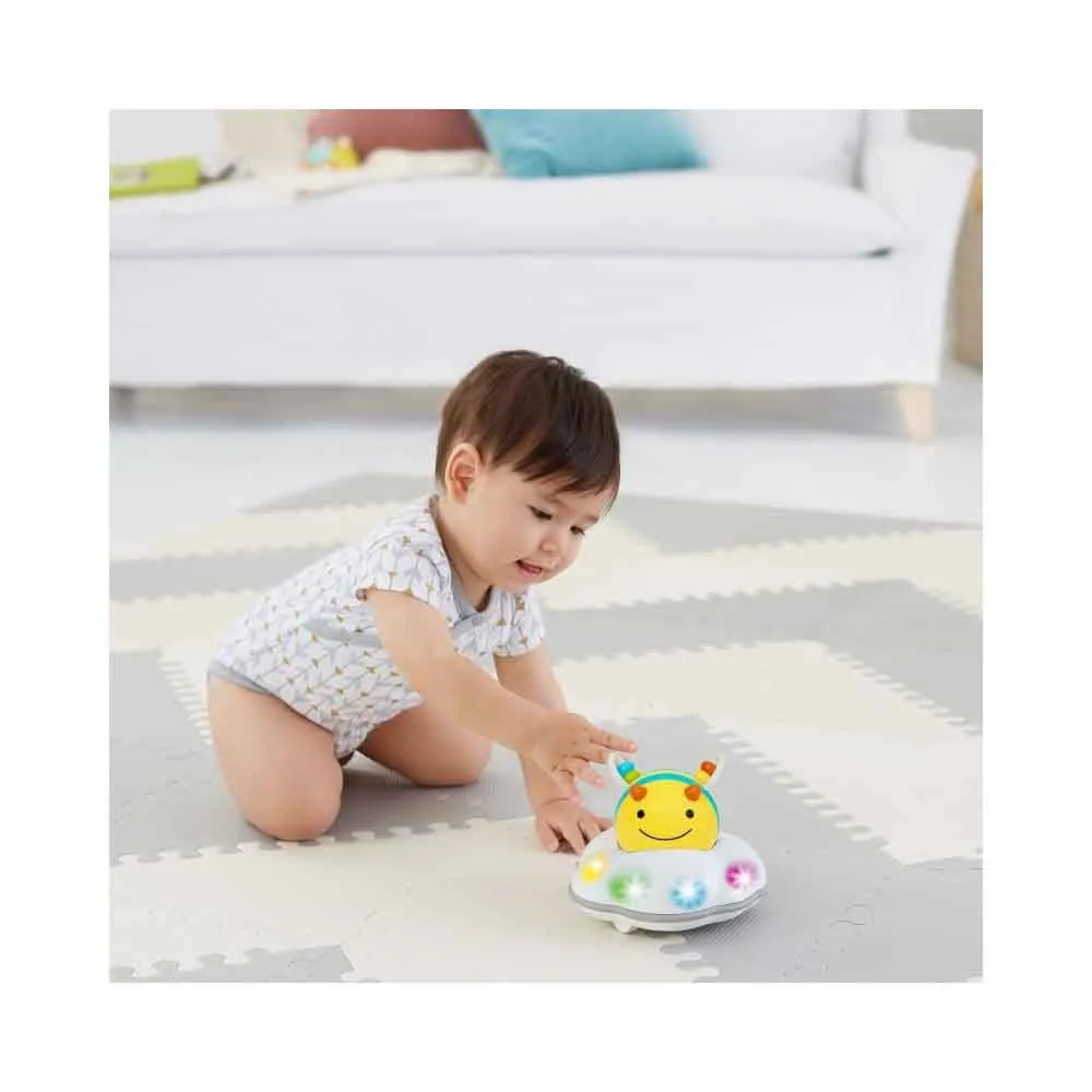 https://www.roshko.bg/media/catalog/product/cache/1/image/9df78eab33525d08d6e5fb8d27136e95/3/0/Skip Hop Explore & More Follow-Bee Crawl Toy интрактивна играчка за пълзене 10.webp