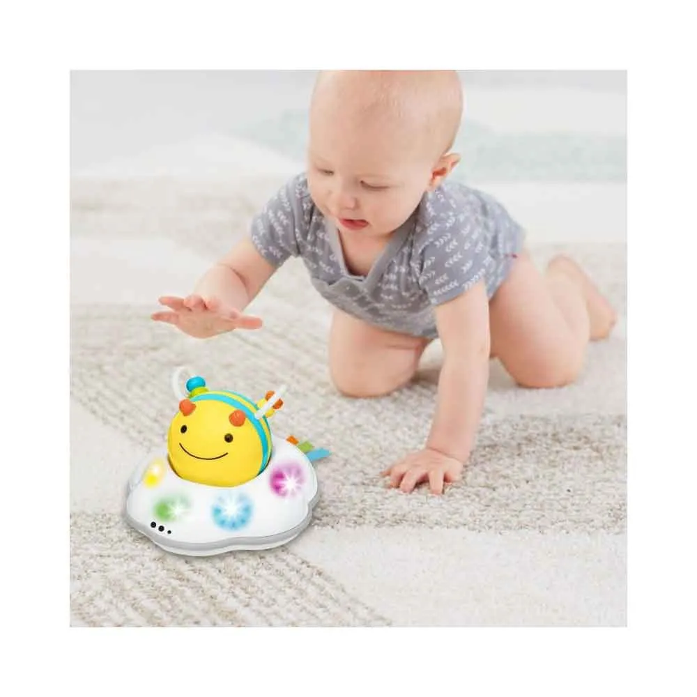 https://www.roshko.bg/media/catalog/product/cache/1/image/9df78eab33525d08d6e5fb8d27136e95/3/0/Skip Hop Explore & More Follow-Bee Crawl Toy интрактивна играчка за пълзене 7.webp