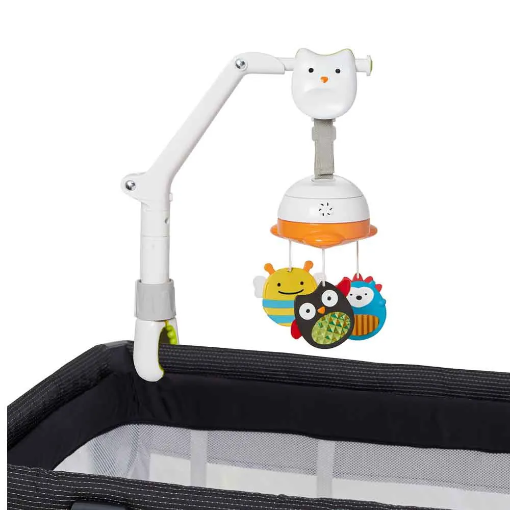 https://www.roshko.bg/media/catalog/product/cache/1/image/9df78eab33525d08d6e5fb8d27136e95/3/0/ въртележка - Skip Hop Explore & More 3-In-1 Travel Mobile 3.webp