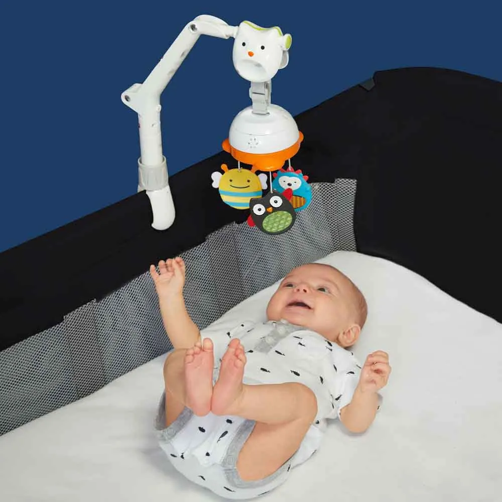 https://www.roshko.bg/media/catalog/product/cache/1/image/9df78eab33525d08d6e5fb8d27136e95/3/0/ въртележка - Skip Hop Explore & More 3-In-1 Travel Mobile 4.webp