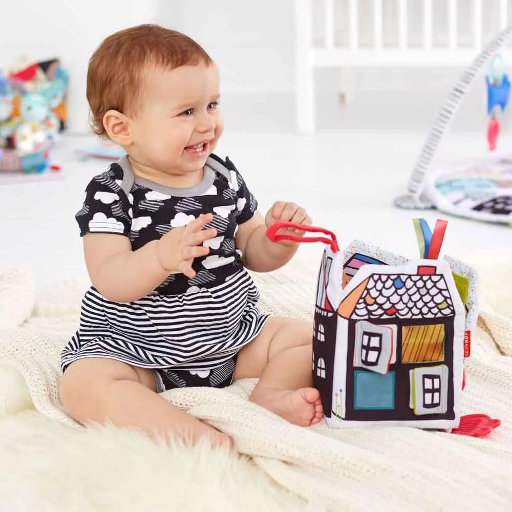 https://www.roshko.bg/media/catalog/product/cache/1/image/9df78eab33525d08d6e5fb8d27136e95/3/0/Skip Hop Vibrant Village Peek & Play Activity Book мека книжка Веселото село 2.webp
