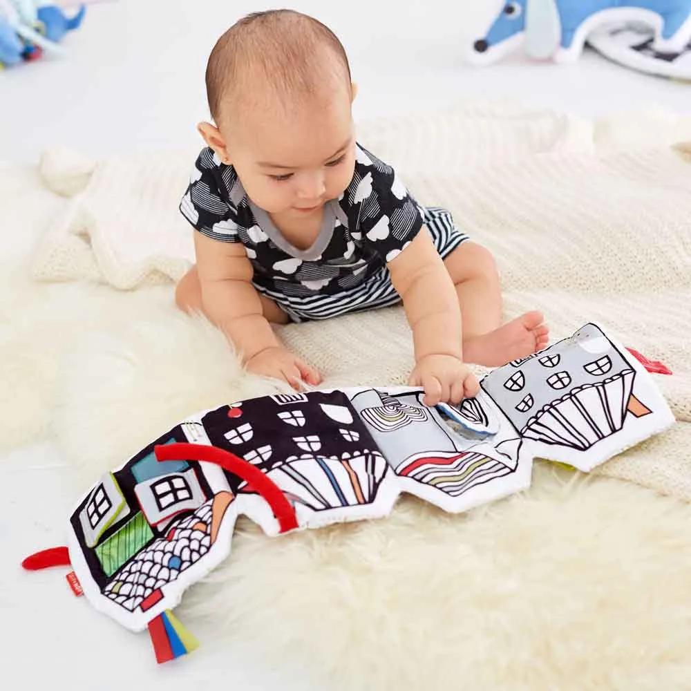 https://www.roshko.bg/media/catalog/product/cache/1/image/9df78eab33525d08d6e5fb8d27136e95/3/0/Skip Hop Vibrant Village Peek & Play Activity Book мека книжка Веселото село 3.webp