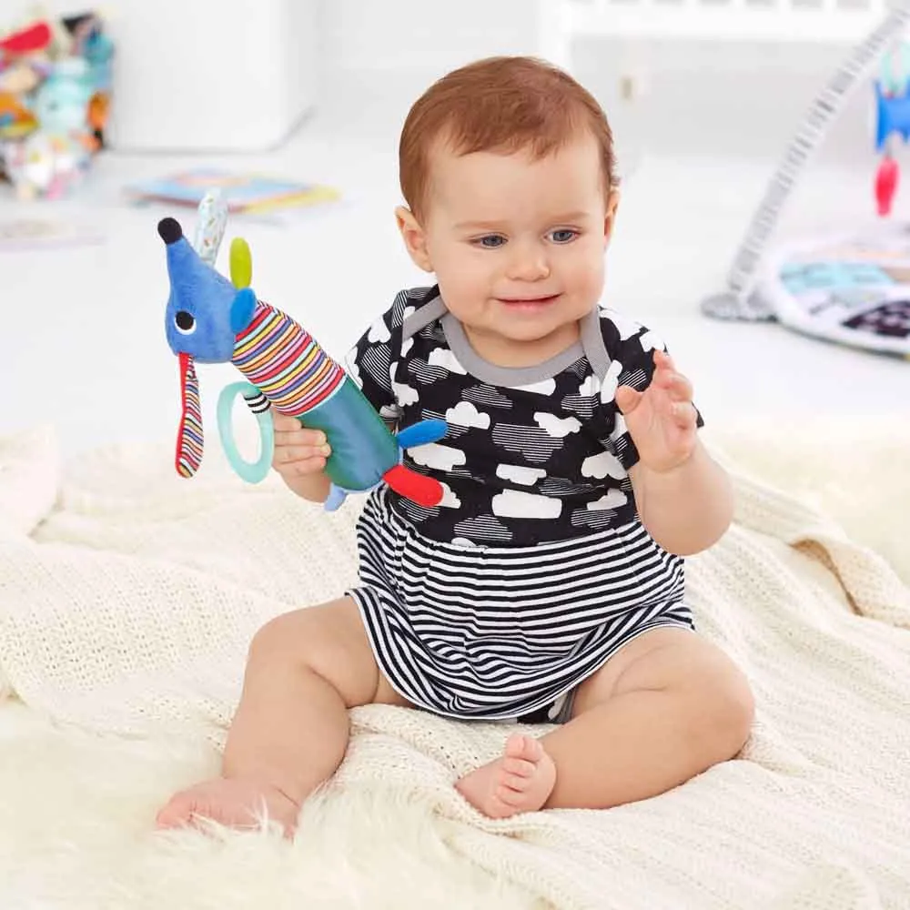 https://www.roshko.bg/media/catalog/product/cache/1/image/9df78eab33525d08d6e5fb8d27136e95/3/0/ куче Skip Hop Vibrant Village Shake & Giggle Dog  3.webp
