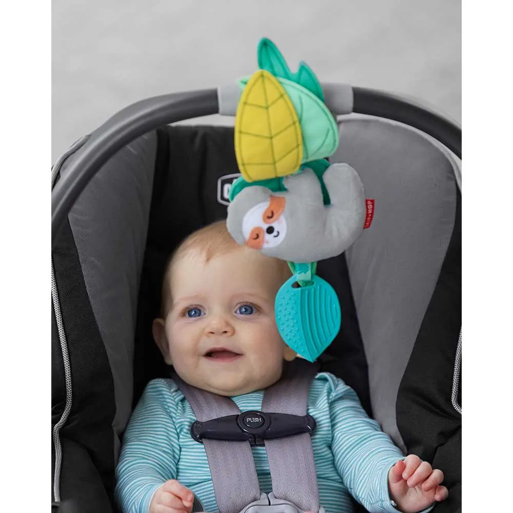 https://www.roshko.bg/media/catalog/product/cache/1/image/9df78eab33525d08d6e5fb8d27136e95/3/0/Skip Hop Tropical Paradise Jitter Stroller Toy вибрираща играчка за количка - Sloth 3.webp