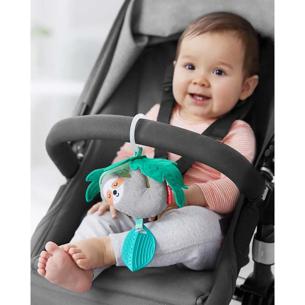 https://www.roshko.bg/media/catalog/product/cache/1/image/9df78eab33525d08d6e5fb8d27136e95/3/0/Skip Hop Tropical Paradise Jitter Stroller Toy вибрираща играчка за количка - Sloth 4.webp