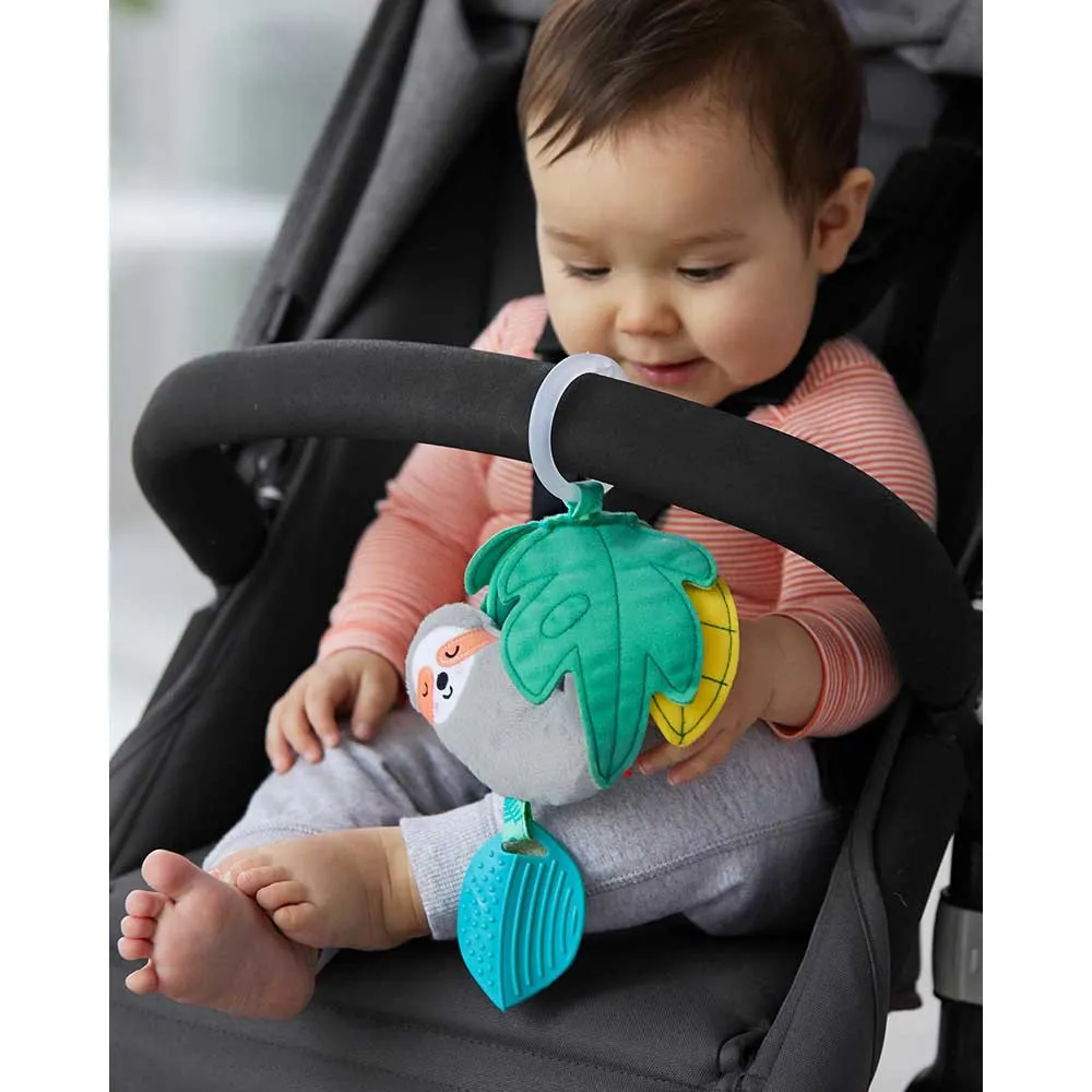 https://www.roshko.bg/media/catalog/product/cache/1/image/9df78eab33525d08d6e5fb8d27136e95/3/0/Skip Hop Tropical Paradise Jitter Stroller Toy вибрираща играчка за количка - Sloth 5.webp