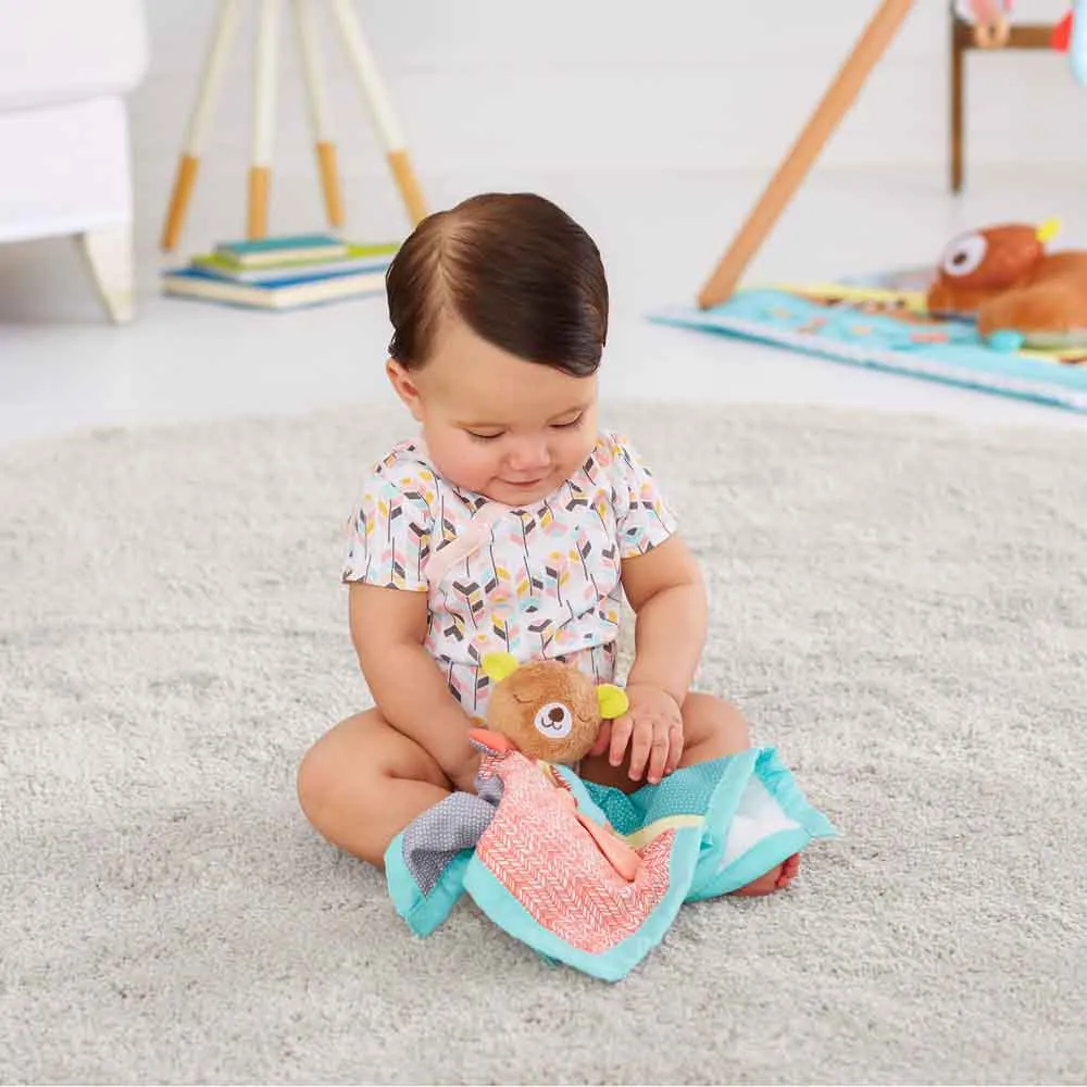 https://www.roshko.bg/media/catalog/product/cache/1/image/9df78eab33525d08d6e5fb8d27136e95/3/0/ играчка за гушкане - Skip Hop Camping Cubs Bear Lovey 306102 5.webp