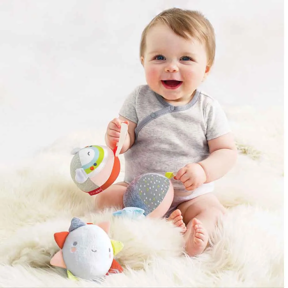 https://www.roshko.bg/media/catalog/product/cache/1/image/9df78eab33525d08d6e5fb8d27136e95/3/0/ дрънкалки трио – слънце, луна и дъга Skip Hop Silver Lining Cloud Ball Trio Baby Toy  1.webp