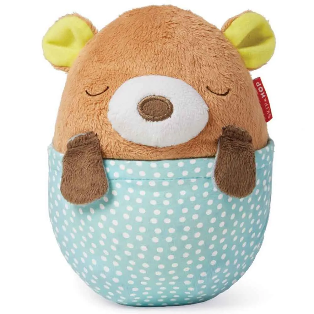 https://www.roshko.bg/media/catalog/product/cache/1/image/9df78eab33525d08d6e5fb8d27136e95/3/0/ лампа за гушкане Мече 307156 Skip Hop Moonlight & Melodies Hug Me Projection Soother.webp