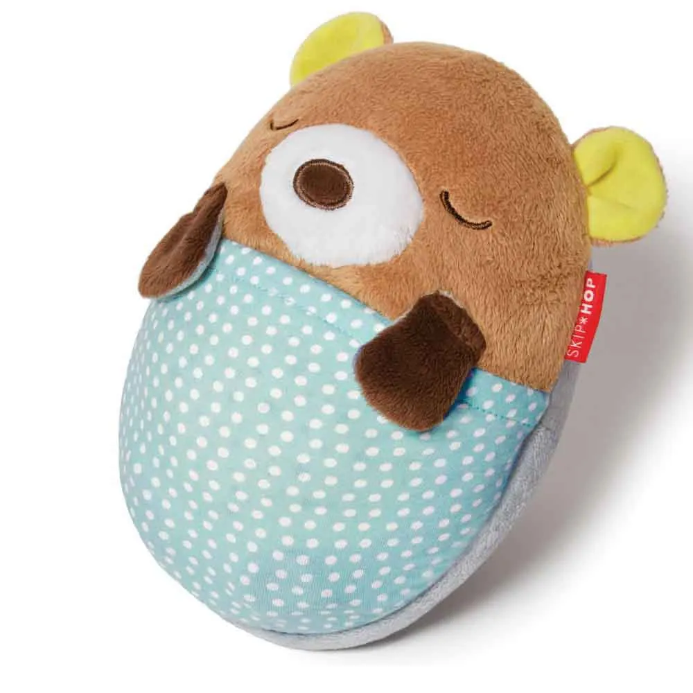 https://www.roshko.bg/media/catalog/product/cache/1/image/9df78eab33525d08d6e5fb8d27136e95/3/0/ лампа за гушкане Мече 307156 Skip Hop Moonlight & Melodies Hug Me Projection Soother 4.webp