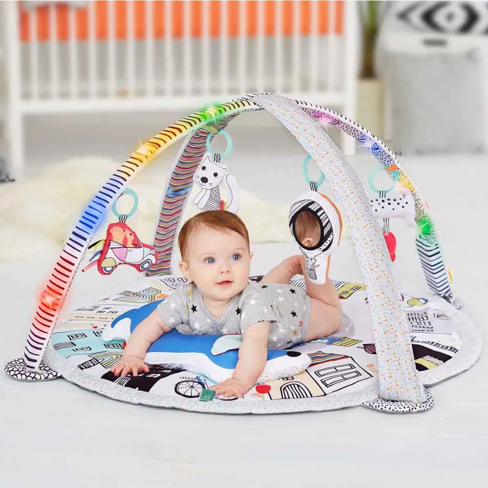 https://www.roshko.bg/media/catalog/product/cache/1/image/9df78eab33525d08d6e5fb8d27136e95/3/0/ гимнастика весело село със светлини Skip Hop Vibrant Village Smart Lights Activity Gym 307250 1.webp