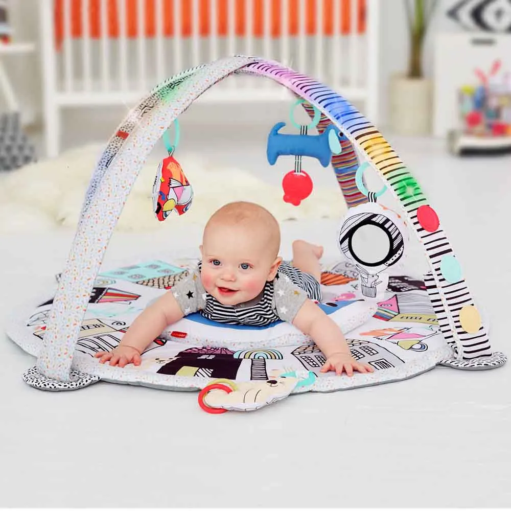 https://www.roshko.bg/media/catalog/product/cache/1/image/9df78eab33525d08d6e5fb8d27136e95/3/0/ гимнастика весело село със светлини Skip Hop Vibrant Village Smart Lights Activity Gym 307250 7.webp