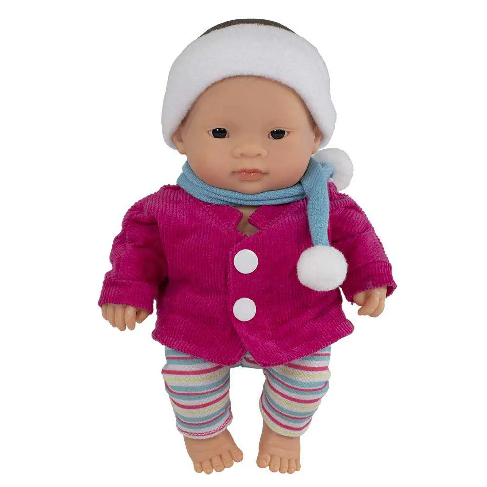https://www.roshko.bg/media/catalog/product/cache/1/image/9df78eab33525d08d6e5fb8d27136e95/3/1/Miniland Baby кукла с шал и шапка - 21 см 2.webp