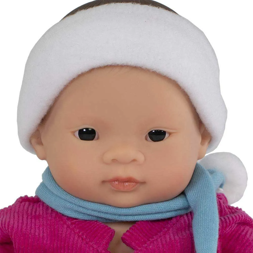 https://www.roshko.bg/media/catalog/product/cache/1/image/9df78eab33525d08d6e5fb8d27136e95/3/1/Miniland Baby кукла с шал и шапка - 21 см 3.webp