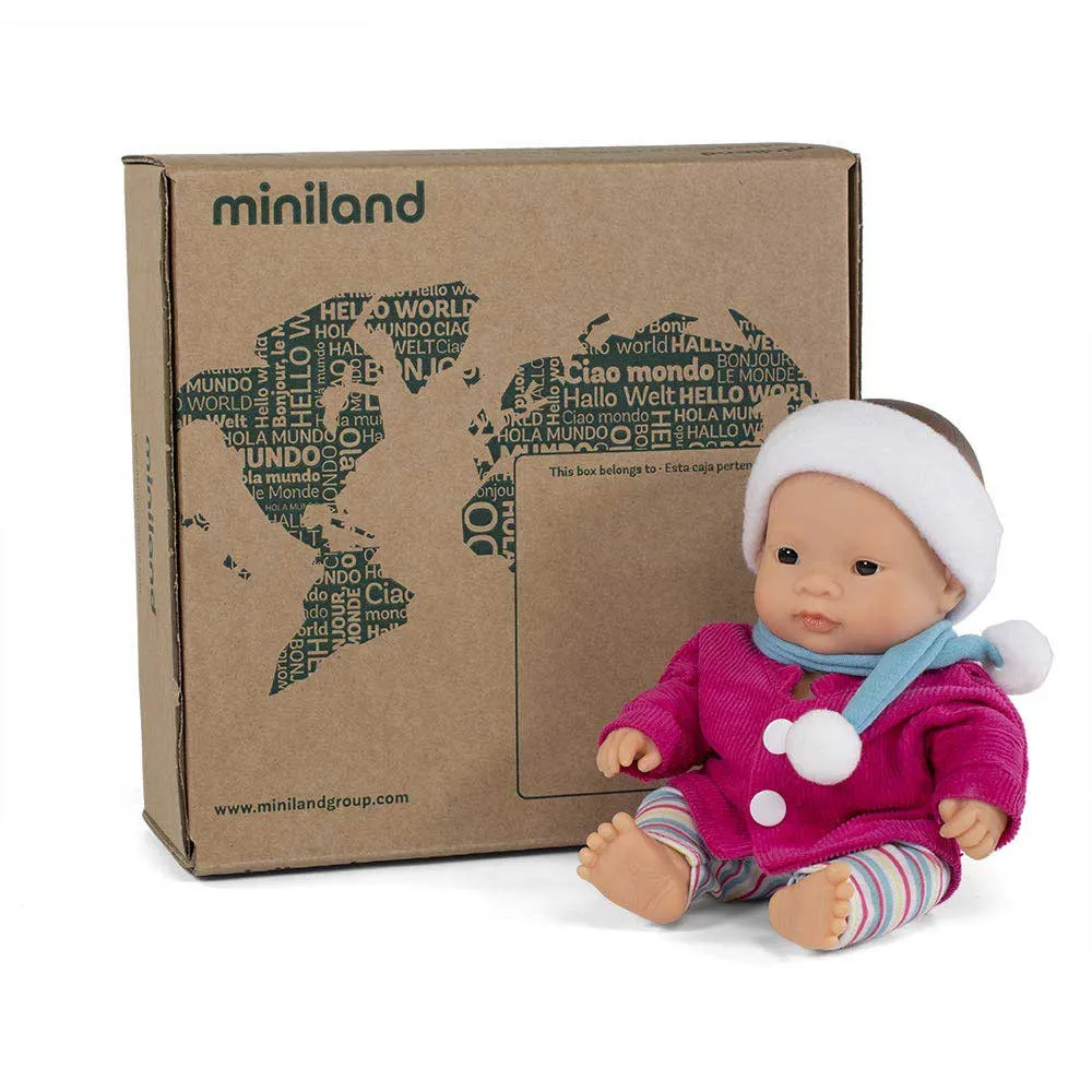 https://www.roshko.bg/media/catalog/product/cache/1/image/9df78eab33525d08d6e5fb8d27136e95/3/1/Miniland Baby кукла с шал и шапка - 21 см.webp