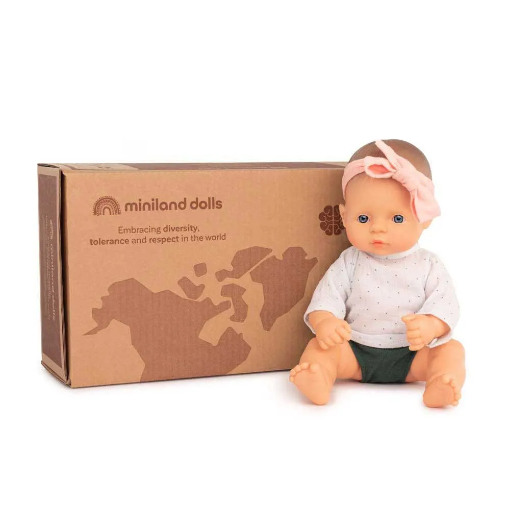 https://www.roshko.bg/media/catalog/product/cache/1/image/9df78eab33525d08d6e5fb8d27136e95/3/1/ момиче с муселинова блуза и лента за коса 32 см Miniland Baby.webp