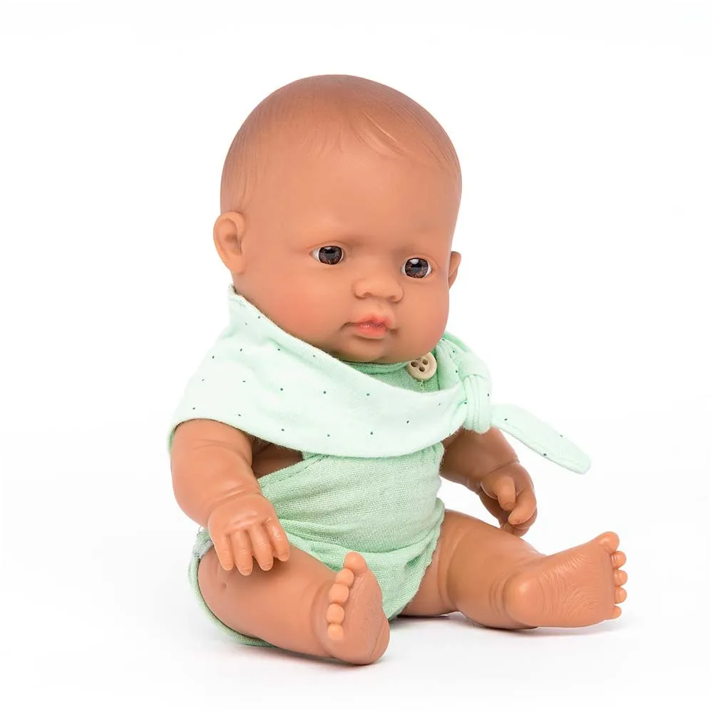 https://www.roshko.bg/media/catalog/product/cache/1/image/9df78eab33525d08d6e5fb8d27136e95/3/1/Miniland Baby кукла момченце 21 см със зелен гащеризон.webp
