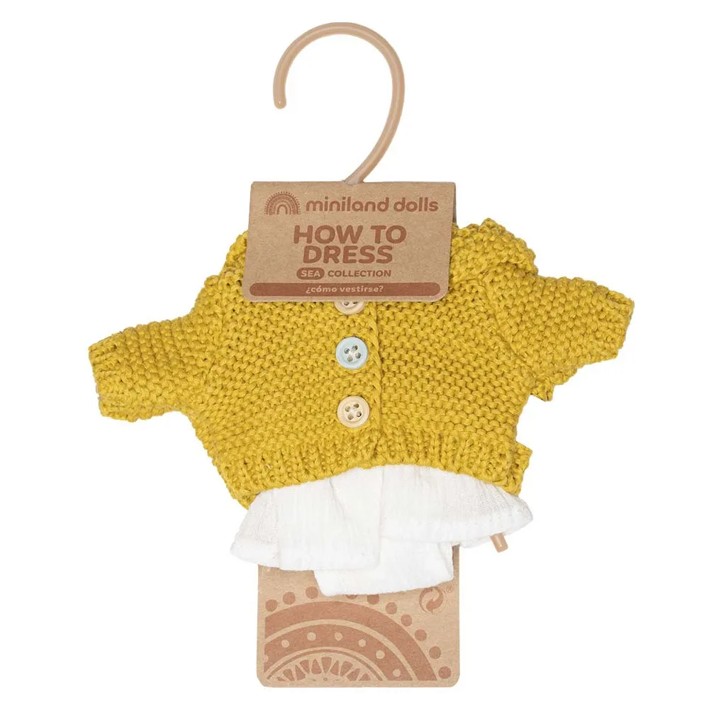 https://www.roshko.bg/media/catalog/product/cache/1/image/9df78eab33525d08d6e5fb8d27136e95/3/1/Miniland Baby кукла момиченце 21 см с жилетка и рокля 3.webp