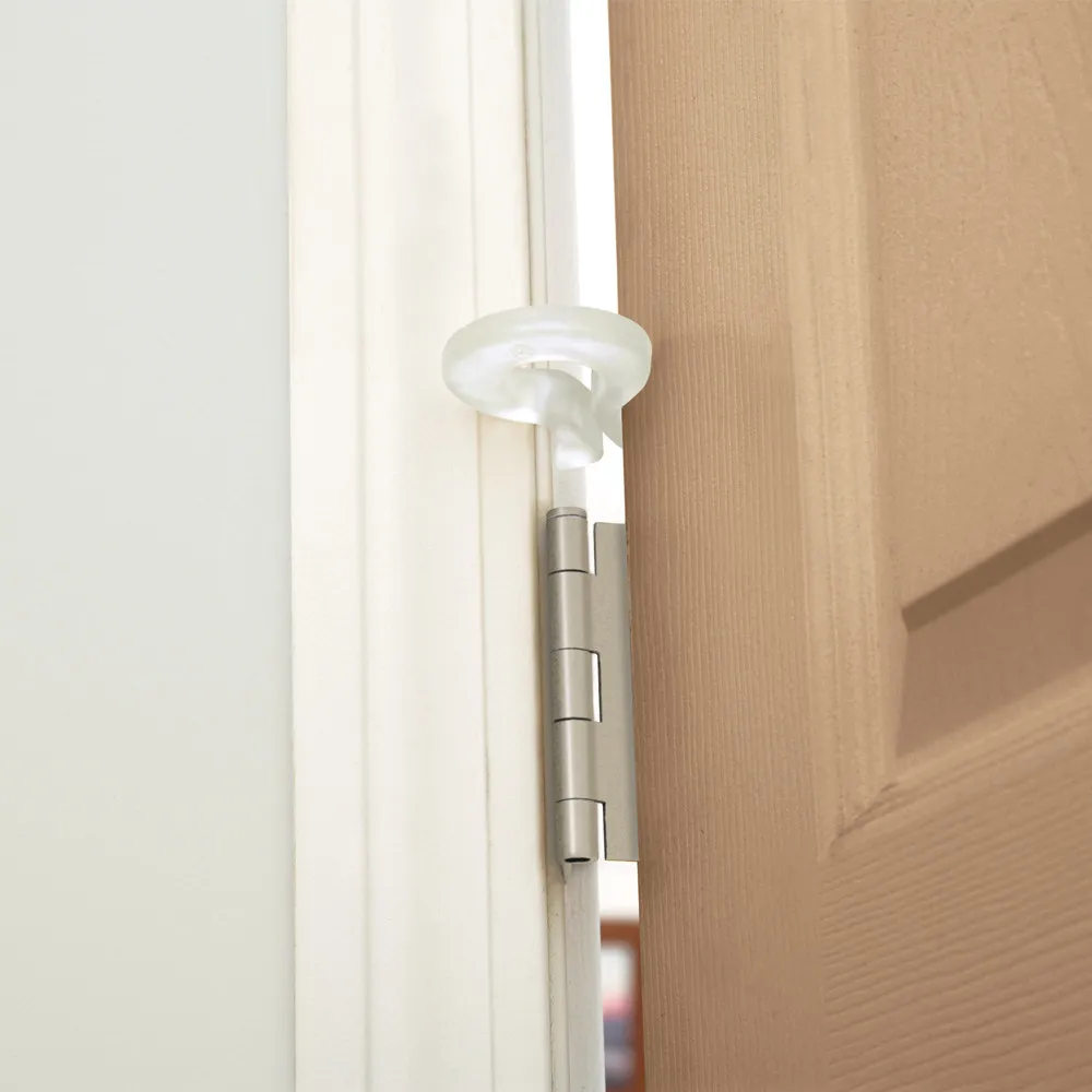 https://www.roshko.bg/media/catalog/product/cache/1/image/9df78eab33525d08d6e5fb8d27136e95/3/3/Safety 1st Предпазна щипка за врата.webp