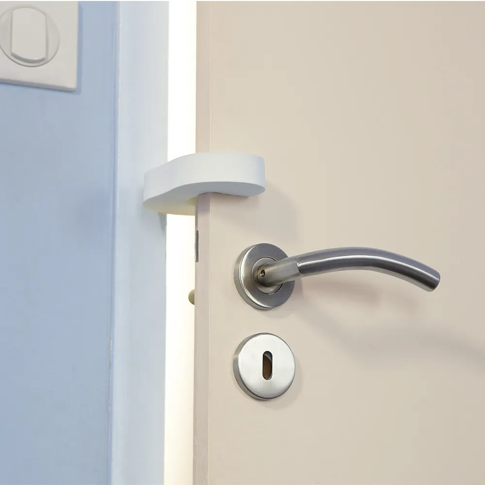 https://www.roshko.bg/media/catalog/product/cache/1/image/9df78eab33525d08d6e5fb8d27136e95/3/9/Safety 1st Предпазител срещу затръшване на врата.webp
