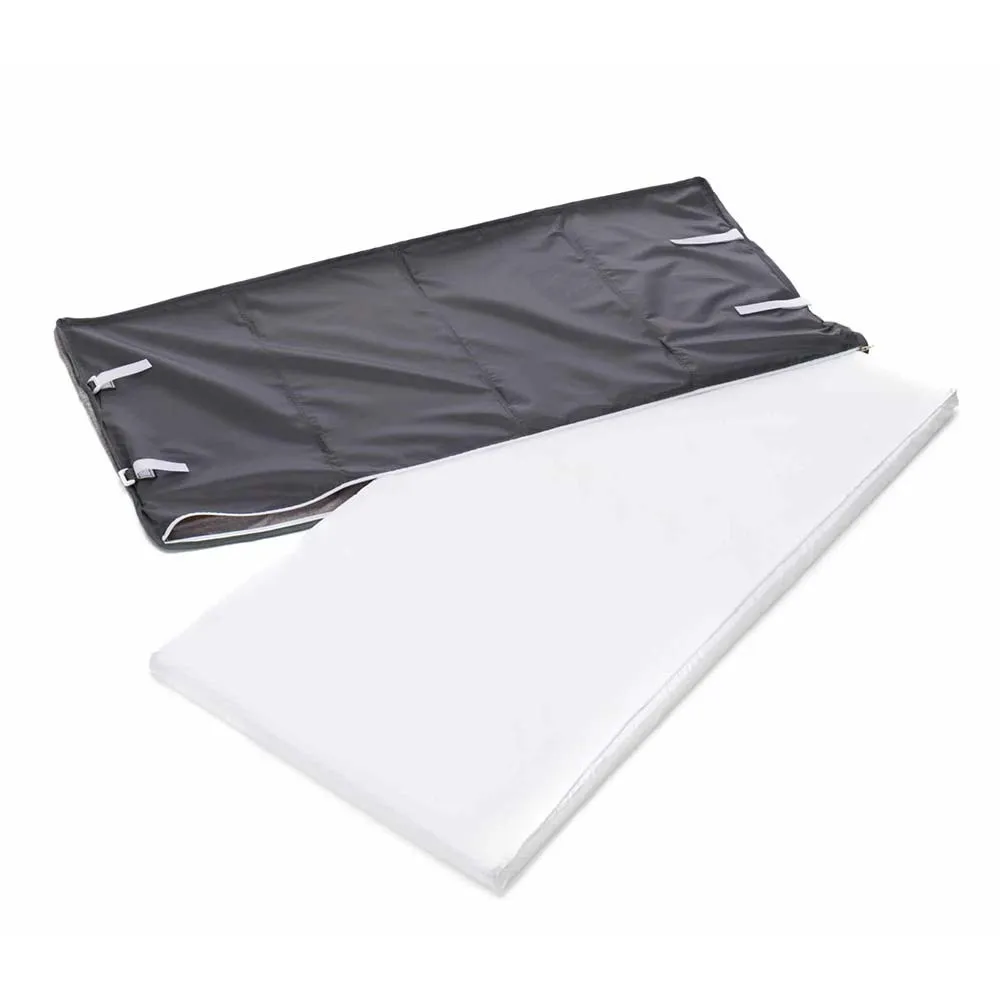https://www.roshko.bg/media/catalog/product/cache/1/image/9df78eab33525d08d6e5fb8d27136e95/4/0/Fillikid Travel Bed сгъваема кошара с комфортен матрак - Light Grey Melange 4.webp