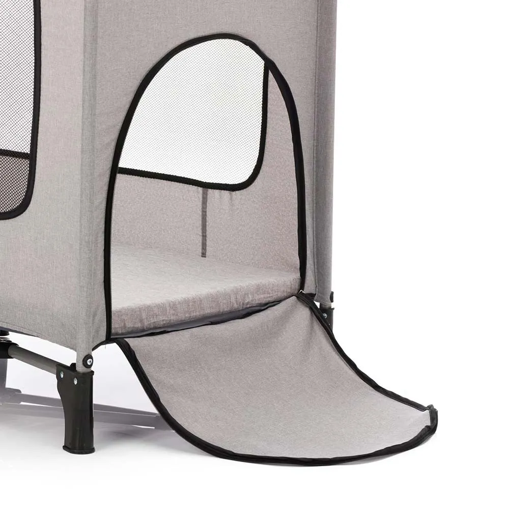 https://www.roshko.bg/media/catalog/product/cache/1/image/9df78eab33525d08d6e5fb8d27136e95/4/0/Fillikid Travel Bed сгъваема кошара с комфортен матрак - Light Grey Melange 2.webp